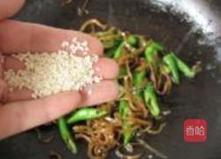 银鱼干炒绿椒的做法图解7