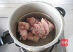 红烧猪蹄的做法图解1