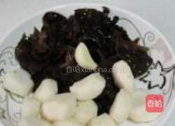 丝瓜炒木耳的做法图解2