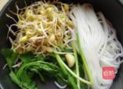 黄豆芽凉拌粉条的做法图解1