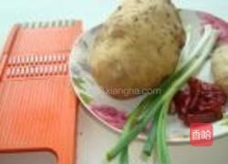干煸黄金土豆丝的做法图解1