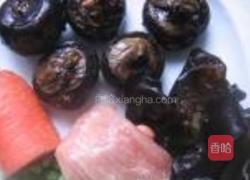 荸荠黑木耳炒肉片的做法图解1