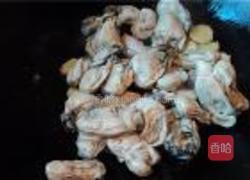 洋葱炒生蚝的做法图解2