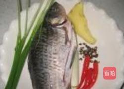凉拌鲫鱼的做法图解1