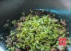 腌豆角炒熏鸭腿的做法图解7