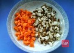 毛豆炒香菇肉丁的做法图解2