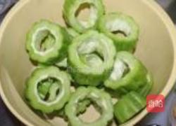 鲮鱼肉酿凉瓜的做法图解1