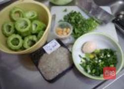 鲮鱼肉酿凉瓜的做法图解2