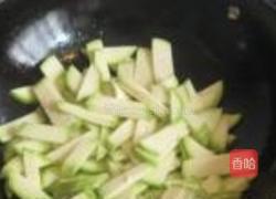 西葫芦炒烤鸭肉的做法图解3