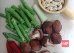 腰果香菇炒芥兰梗的做法图解1