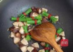腰果香菇炒芥兰梗的做法图解7