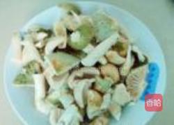 青头菌炒肉片的做法图解2