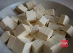 豆豉鲮鱼烧豆腐的做法图解1