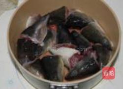 酸包菜煨鳗鱼头的做法图解1