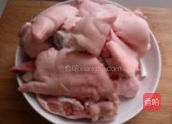 香辣猪蹄的做法图解1