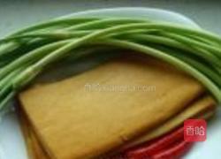 蒜薹炒香干的做法图解1