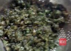 蒜味地木耳的做法图解2