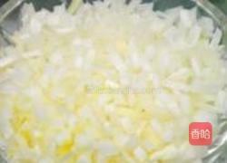 香椿猪肉豆皮卷的做法图解2