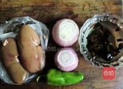 洋葱炒腰花的做法图解1