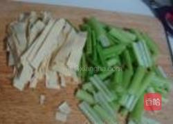 麻辣西芹猪皮的做法图解2