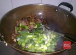 大蒜炒腊肉的做法图解8