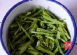 剁椒空心菜梗的做法图解1
