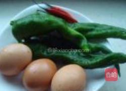 青红辣椒鸡蛋花的做法图解1