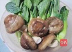香菇炒青菜的做法图解1