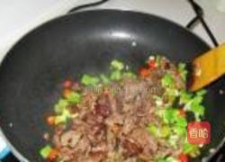 三椒炒牛肉的做法图解8