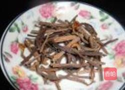 干蕨菜炖肉的做法图解1