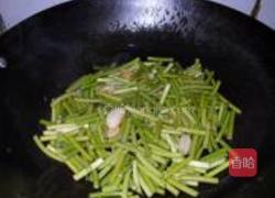 蒜苔爆鸡心的做法图解5