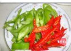 青红椒煸小鱼干的做法图解3