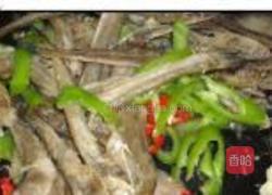 青红椒煸小鱼干的做法图解6