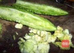 豆豉鲮鱼炒苦瓜的做法图解1