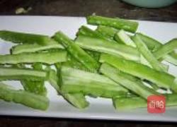 豆豉鲮鱼炒苦瓜的做法图解2