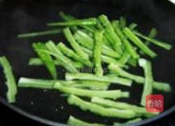 豆豉鲮鱼炒苦瓜的做法图解3