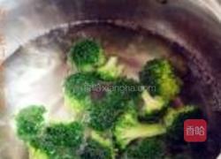 西蓝花口蘑炒培根的做法图解3