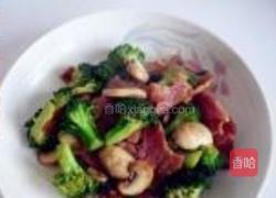 西蓝花口蘑炒培根的做法图解6