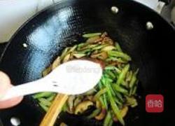 芹菜炒面筋的做法图解10