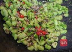 雪菜肉末炒蚕豆的做法图解6