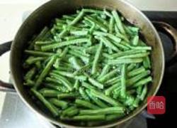 豆角炒香肠的做法图解2