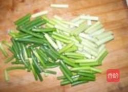 蒜苔炒肉的做法图解2