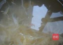 广西酸笋炒酱油肉的做法图解1