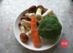 西兰花拌蘑菇的做法图解1