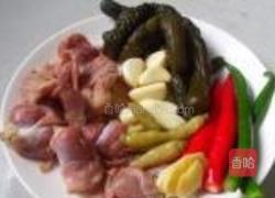 酸黄瓜炒鸡胗的做法图解1