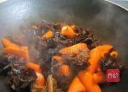 木耳萝卜焖豆腐鱼饼的做法图解3