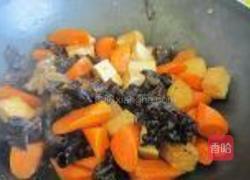 木耳萝卜焖豆腐鱼饼的做法图解6
