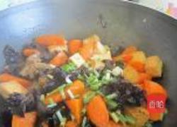 木耳萝卜焖豆腐鱼饼的做法图解7