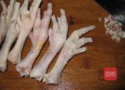 花生炖鸡脚的做法图解2