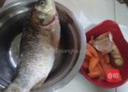 胡萝卜焖鲫鱼的做法图解1